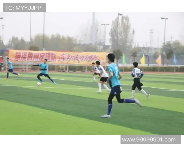 青春拼搏绿茵场青少年足球比赛展现团队精神与竞技魅力